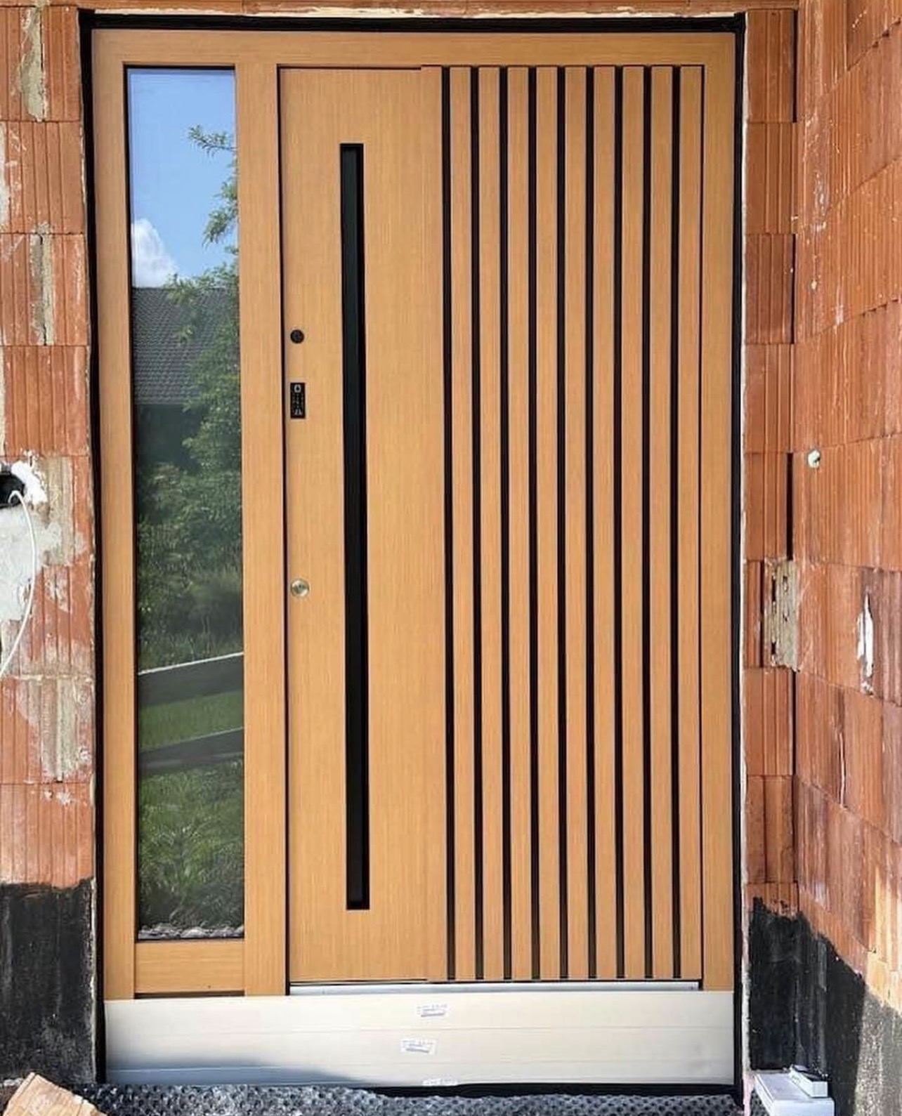 Vhodna vrata Inotherm z aluminijastimi lamelami